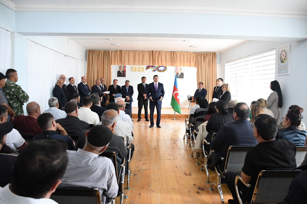 Qobustan qəsəbəsində vətəndaşların səyyar qəbulu keçirildi - FOTOLAR
